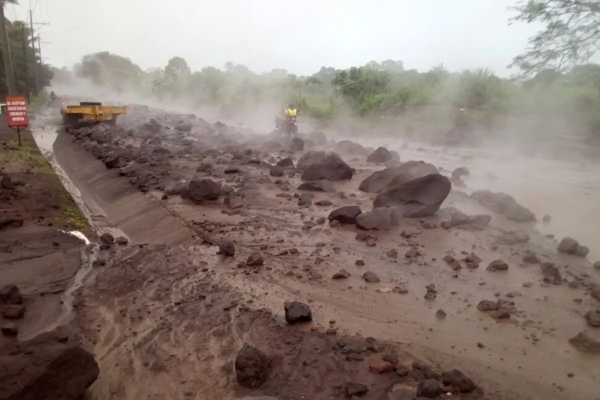 Evacuación en El Rodeo por lahar del Volcán de Fuego. Vía Conred (7), 