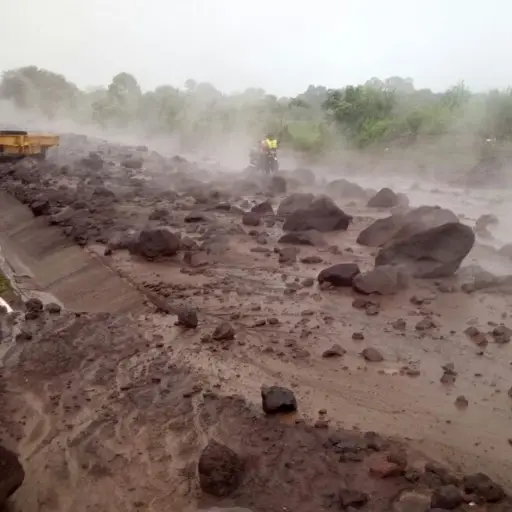 Evacuación en El Rodeo por lahar del Volcán de Fuego. Vía Conred (7) ,