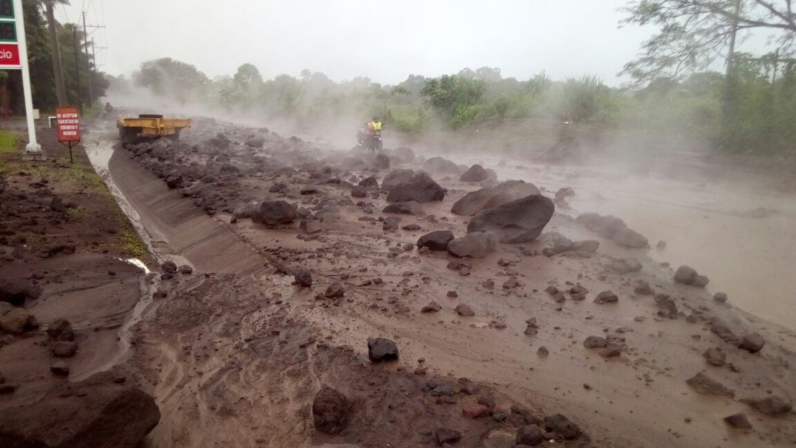 Evacuación en El Rodeo por lahar del Volcán de Fuego. Vía Conred (7) | 