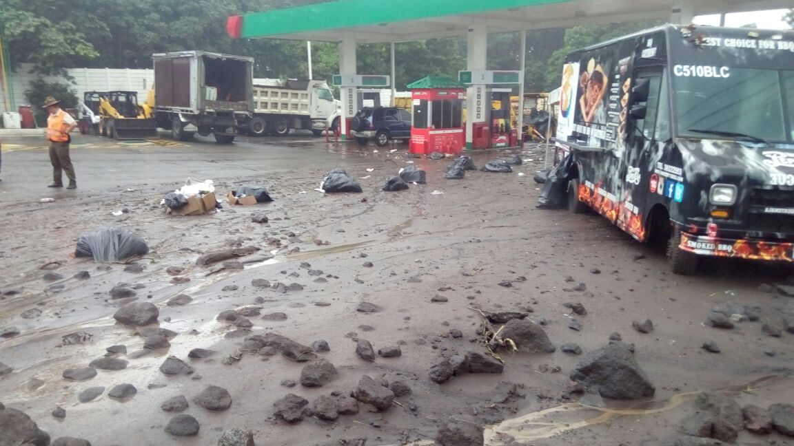 Evacuación en El Rodeo por lahar del Volcán de Fuego. Vía Conred (2) | 