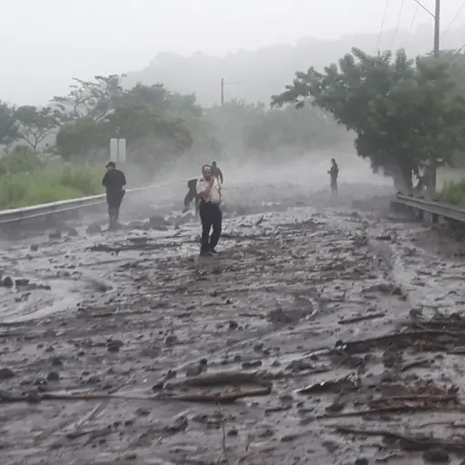 Evacuación en El Rodeo por lahar del Volcán de Fuego. ,