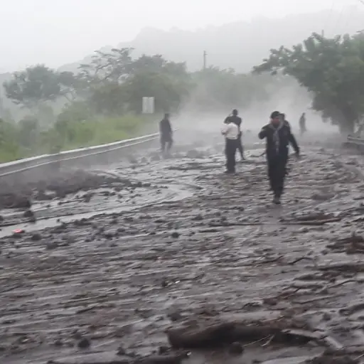 Evacuación en El Rodeo por lahar del Volcán de Fuego. Vía Conred (11) ,