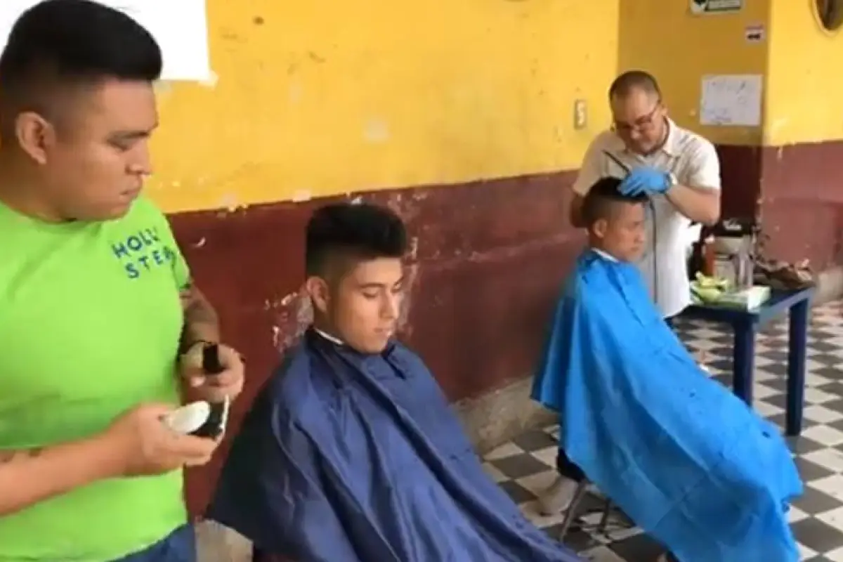 Cortes de cabello barberos afectados volcán de Fuego, 