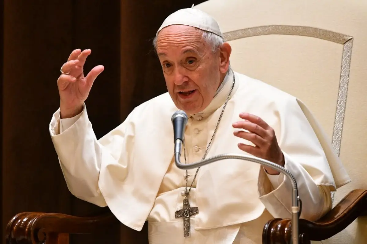 Pope Francis speaks during the Children's Train event at the Vatican on June 9, 2018 / AFP PHOTO / Vincenzo PINTO