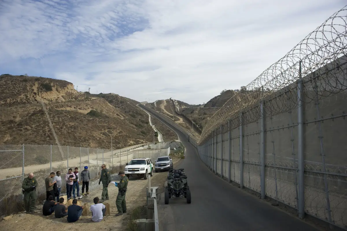 SAN01. SAN DIEGO (EE.UU.), 13/11/2017.- Un grupo de hombres indocumentados que intentan cruzar la frontera son detenidos por agentes de Patrulla Fronteriza, en San Diego, California (Estados Unidos) hoy, lunes 13 de noviembre de 2017. Christopher Harriss,