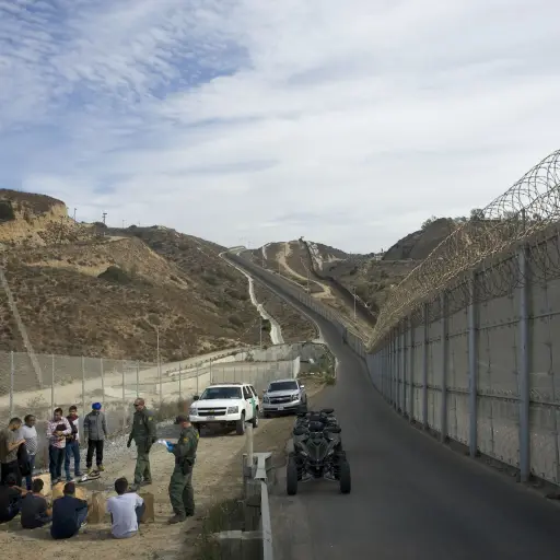 SAN01. SAN DIEGO (EE.UU.), 13/11/2017.- Un grupo de hombres indocumentados que intentan cruzar la frontera son detenidos por agentes de Patrulla Fronteriza, en San Diego, California (Estados Unidos) hoy, lunes 13 de noviembre de 2017. Christopher Harriss,