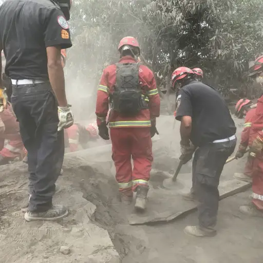 aumentan a 100 las victimas del volcan de fuego ,