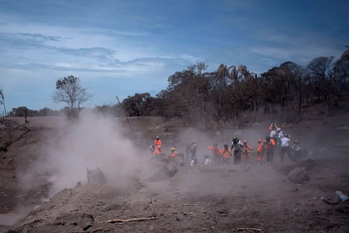 GUT01. EL RODEO (GUATEMALA), 06/06/2018.- Rescatistas continúan las labores de búsqueda y rescate hoy, miércoles 6 de junio de 2018, en el área de El Rodeo, en el departamento de Escuintla (Guatemala). Los cadáveres de ocho víctimas de las erupciones del 