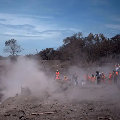 GUT01. EL RODEO (GUATEMALA), 06/06/2018.- Rescatistas continúan las labores de búsqueda y rescate hoy, miércoles 6 de junio de 2018, en el área de El Rodeo, en el departamento de Escuintla (Guatemala). Los cadáveres de ocho víctimas de las erupciones del 