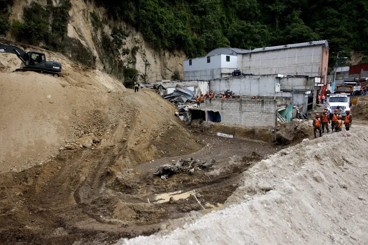 GUA2001. SANTA CATARINA PINULA (GUATEMALA), 06/10/2015.- Soldados trabajan sobre los restos de una casa en el área de desastre tras un deslave en Santa Catarina Pinula hoy, martes 6 de octubre de 2015. Socorristas de Guatemala continúan hoy la búsqueda de