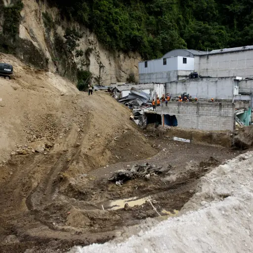 GUA2001. SANTA CATARINA PINULA (GUATEMALA), 06/10/2015.- Soldados trabajan sobre los restos de una casa en el área de desastre tras un deslave en Santa Catarina Pinula hoy, martes 6 de octubre de 2015. Socorristas de Guatemala continúan hoy la búsqueda de