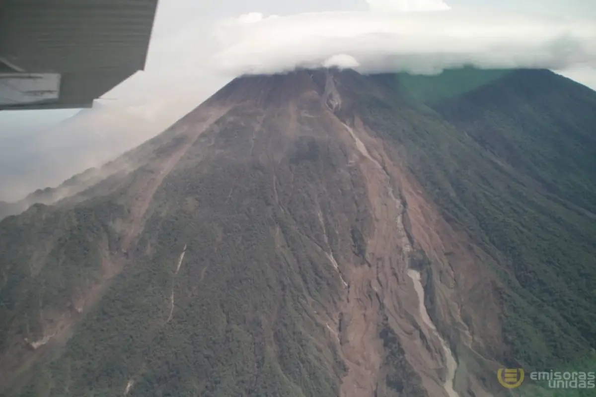 Volcán de Fuego. Foto Aeroclub de Guatemala. 8, 