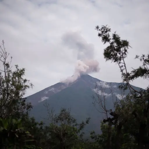 GU6021. ALOTENANGO (GUATEMALA), 16/06/2018.- El volcán de Fuego lanza una fumarola hoy, sábado 16 de junio de 2018, visto desde Alotenango (Guatemala). Amigos y familiares dieron hoy el último adiós a Alexis, un bebé de 9 meses que murió por la erupción d