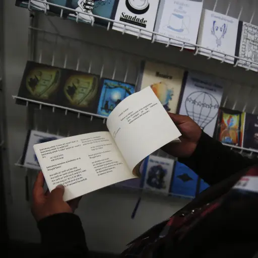 ACOMPAÑA CRÓNICA: GUATEMALA LIBROS - GU53. CIUDAD DE GUATEMALA (GUATEMALA), 13/07/2018.- El editor de Pequeña Ostuncalco Editorial (POE), Wilson Loayes, sostiene un libro publicado en español y el idioma Mam ayer, jueves 12 de julio de 2018, en la Feria I