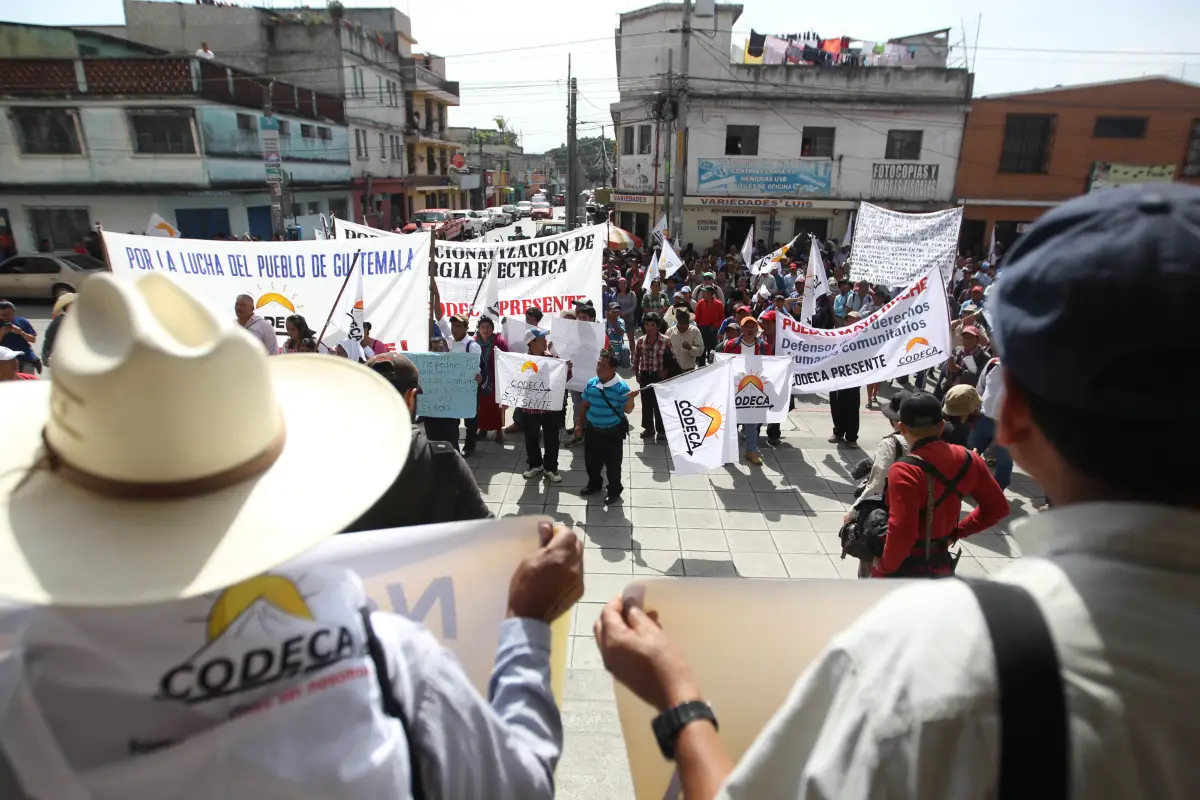 GU1014. CIUDAD DE GUATEMALA (GUATEMALA), 28/08/2017.- Un grupo de campesinos frente a la sede del Ministerio Público, exigió hoy lunes 28 de agosto de 2017, la renuncia al presidente Jimmy Morales y expresó su respaldo a la Comisión Internacional Contra l