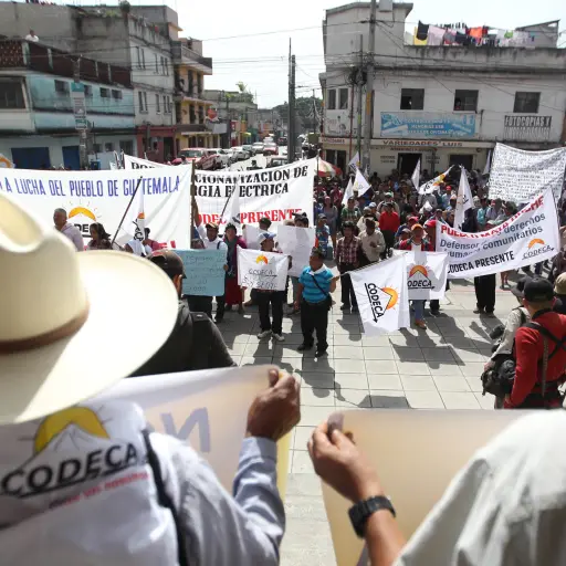 GU1014. CIUDAD DE GUATEMALA (GUATEMALA), 28/08/2017.- Un grupo de campesinos frente a la sede del Ministerio Público, exigió hoy lunes 28 de agosto de 2017, la renuncia al presidente Jimmy Morales y expresó su respaldo a la Comisión Internacional Contra l
