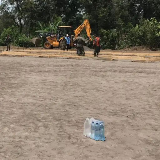 Construcción de viviendas temporales. ,