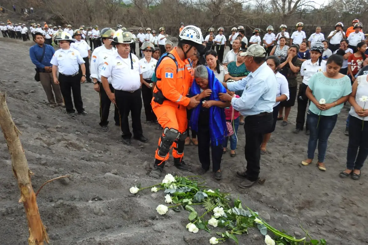 Bomberos Voluntarios rinden homenaje a socorristas desaparecidos en Las Lajas., 