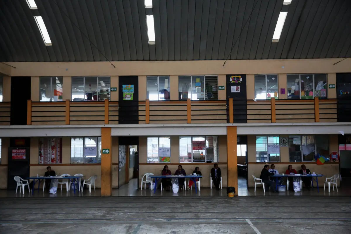 GU7023. SAN PEDRO SACATEPEQUEZ (GUATEMALA), 15/04/18. Vista general de una escuela en el municipio de San Pedro Sacatepéquez que sirve como centro de votación hoy domingo 15 de abril de 2018. Desdén y una apatía generalizada fueron los sentimientos que se