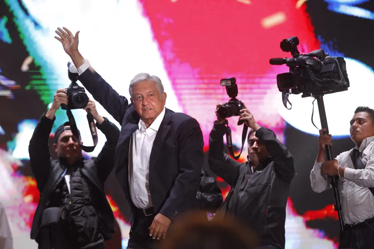 GRAF1742. CIUDAD DE MÉXICO(MÉXICO), 01/07/2018.- Cientos de simpatizantes del candidato izquierdista Andrés Manuel López Obrador, lo aclaman durante su arribo a la Plaza de la Constitución de la Ciudad de México tras conocer su triunfo en las elecciones d