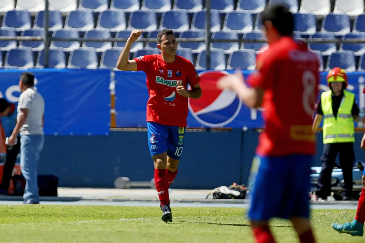 GU7004. CIUDAD DE GUATEMALA (GUATEMALA), 21/01/2018.- Marco Pappa (i) de Municipal celebra un gol ante Comunicaciones hoy, domingo 21 de enero de 2018, durante el partido entre Comunicaciones y Municipal del Torneo Clausura 2018 en el Estadio Doroteo Guam