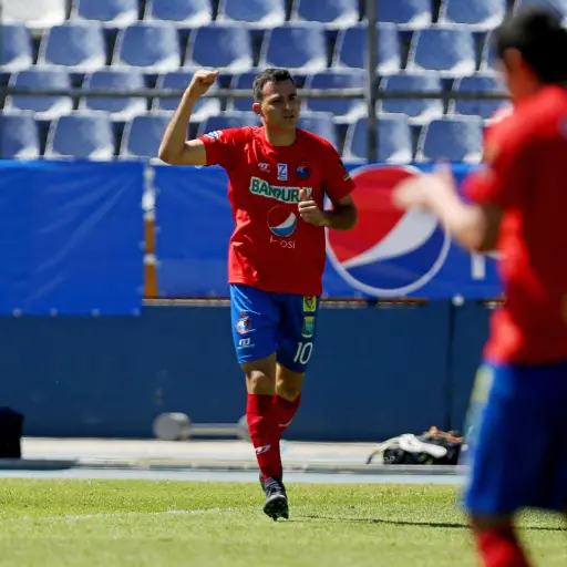 GU7004. CIUDAD DE GUATEMALA (GUATEMALA), 21/01/2018.- Marco Pappa (i) de Municipal celebra un gol ante Comunicaciones hoy, domingo 21 de enero de 2018, durante el partido entre Comunicaciones y Municipal del Torneo Clausura 2018 en el Estadio Doroteo Guam