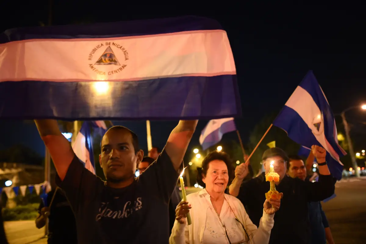 GU014. CIUDAD DE GUATEMALA (GUATEMALA), 30/06/2018.- Un grupo de personas participa en una vigilia organizada por la comunidad nicaragüense en Guatemala para protestar por las casi 300 víctimas que ha dejado la crisis sociopolítica en Nicaragua, hoy, sába