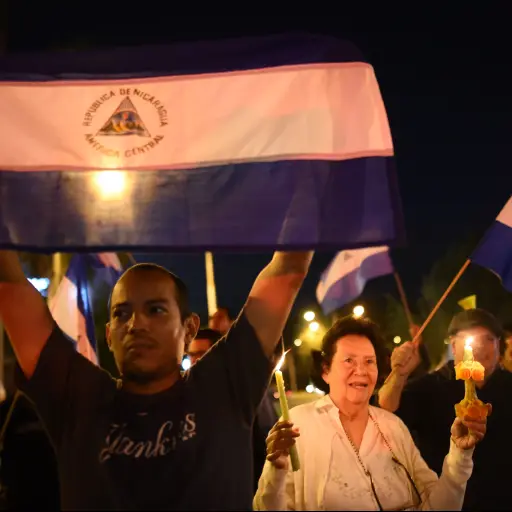 GU014. CIUDAD DE GUATEMALA (GUATEMALA), 30/06/2018.- Un grupo de personas participa en una vigilia organizada por la comunidad nicaragüense en Guatemala para protestar por las casi 300 víctimas que ha dejado la crisis sociopolítica en Nicaragua, hoy, sába