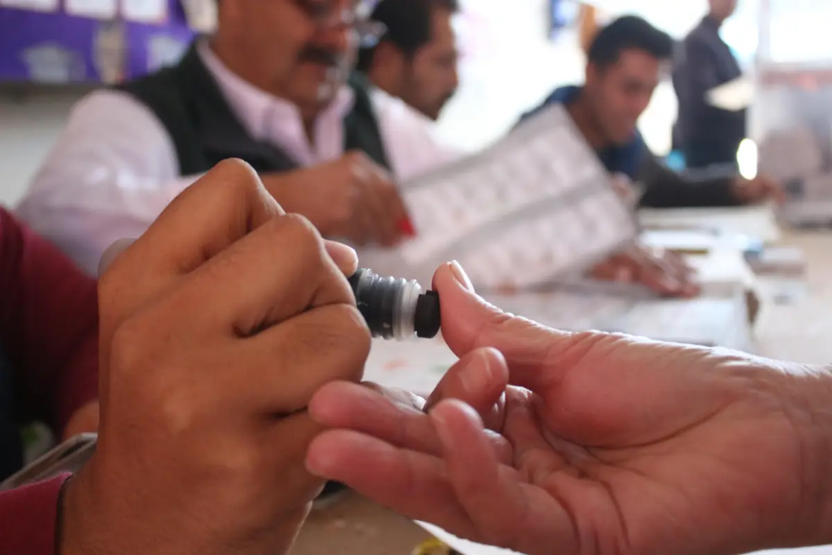 PCC02. PUEBLA (MÉXICO). 1/07/18.- Una mujer acude a votar hoy, domingo 1 de julio de 2018, en Pachuca (México). Los 89 millones de mexicanos que están en el censo electoral elegirán con su voto a 3.400 cargos públicos, entre ellos el de presidente del paí