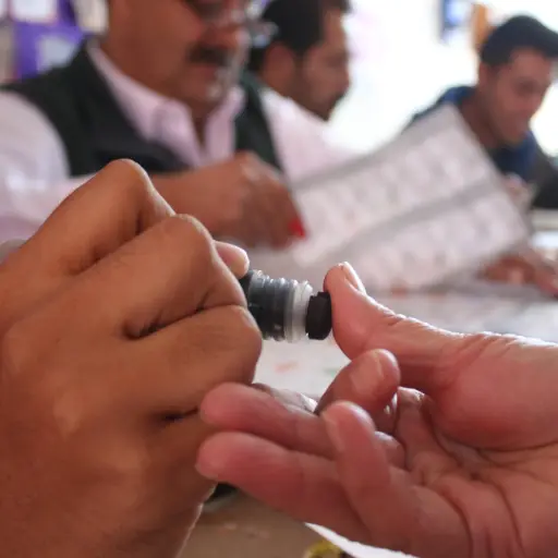 PCC02. PUEBLA (MÉXICO). 1/07/18.- Una mujer acude a votar hoy, domingo 1 de julio de 2018, en Pachuca (México). Los 89 millones de mexicanos que están en el censo electoral elegirán con su voto a 3.400 cargos públicos, entre ellos el de presidente del paí