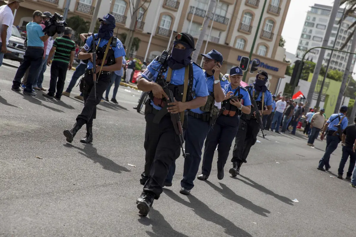 CORRIGE CIUDAD - NI5036. MANAGUA (NICARAGUA), 13/07/2018.- Miembros de la policía nacional patrullan durante una caravana hacia la ciudad de Masaya hoy, viernes 13 de julio de 2018, desde Managua (Nicaragua). La celebración del "repliegue", una de las fie