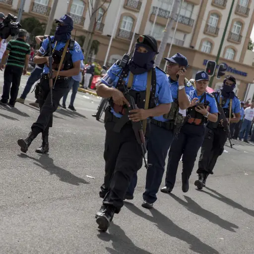 CORRIGE CIUDAD - NI5036. MANAGUA (NICARAGUA), 13/07/2018.- Miembros de la policía nacional patrullan durante una caravana hacia la ciudad de Masaya hoy, viernes 13 de julio de 2018, desde Managua (Nicaragua). La celebración del 