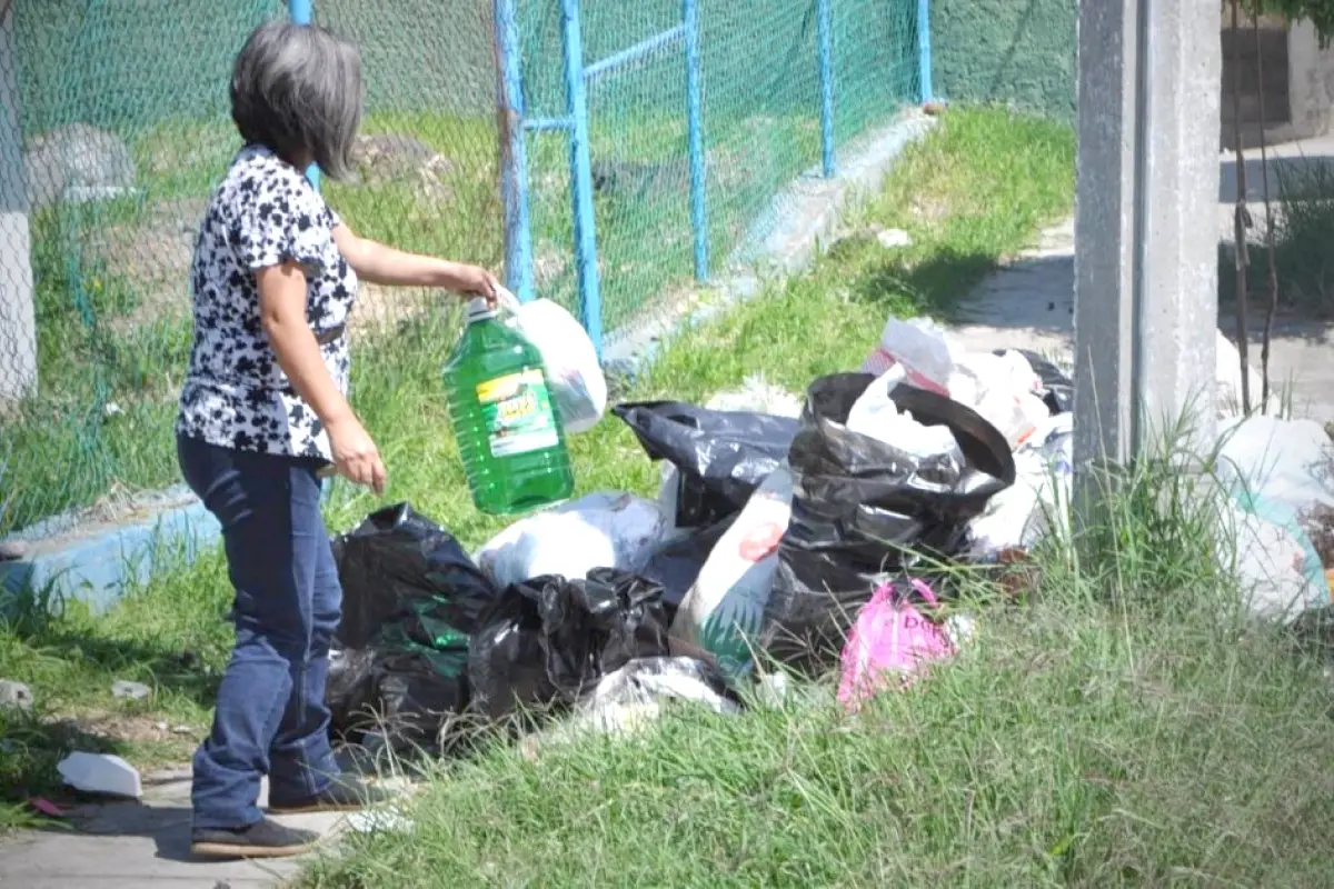 Persona tirando basura  