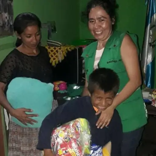 Entregan ayuda a Jonathan 