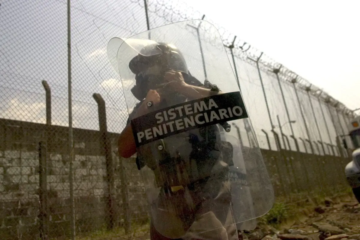 GUA05. ESCUINTLA (GUATEMALA) 26/03/07.- Un miembro de la seguridad penitenciaria custodia hoy, los alrededores de la Cárcel de Máxima seguridad "El Infiernito", ubicada a 79 kilómetros al sur de la ciudad de Guatemala, donde se originó un motín tras una p