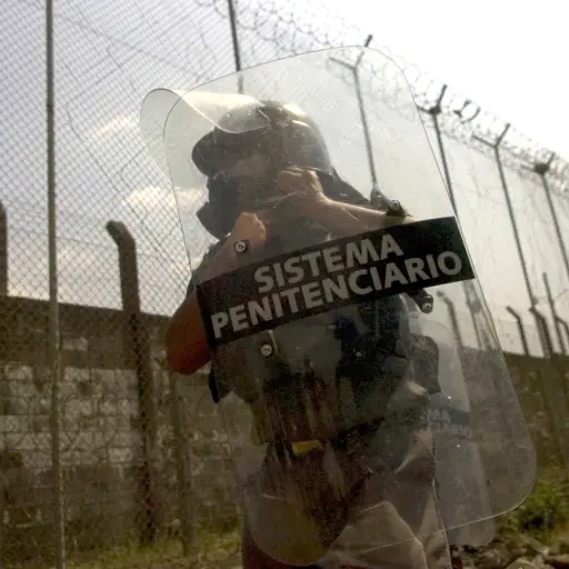 GUA05. ESCUINTLA (GUATEMALA) 26/03/07.- Un miembro de la seguridad penitenciaria custodia hoy, los alrededores de la Cárcel de Máxima seguridad 