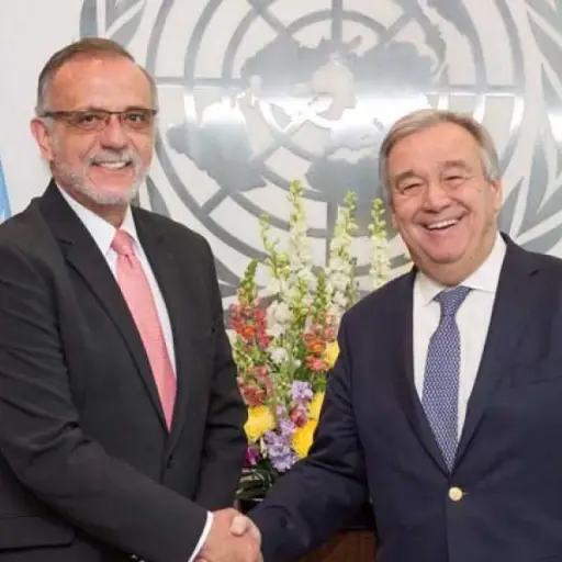 Imagen de archivo del excomisionado de la CICIG, Iván Velásquez, y el secretario general de la ONU, António Guterres.