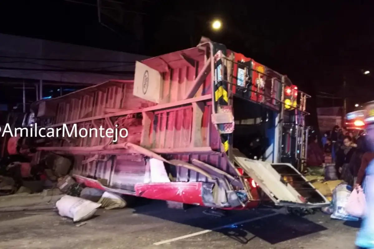 Bus vuelca sobre calzada San Juan, 