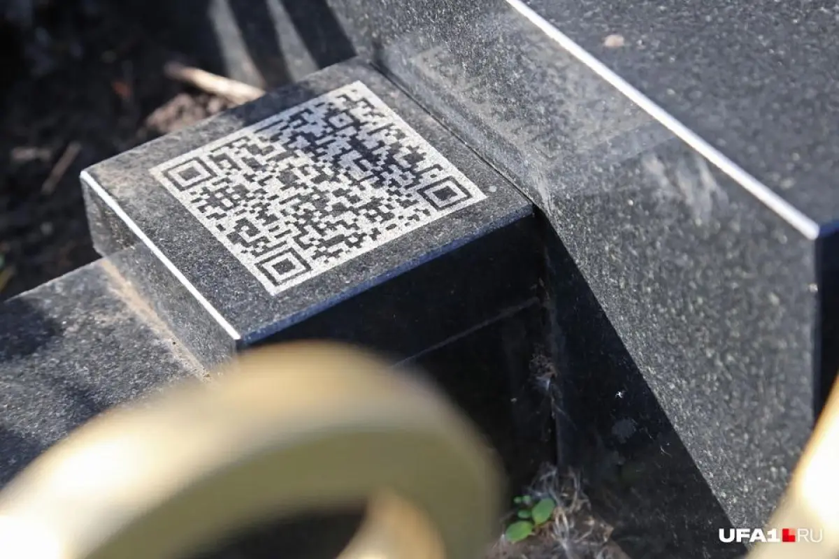 El monumento también tiene un código QR en la base.
