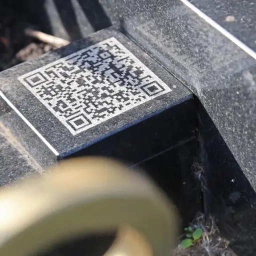 El monumento también tiene un código QR en la base.