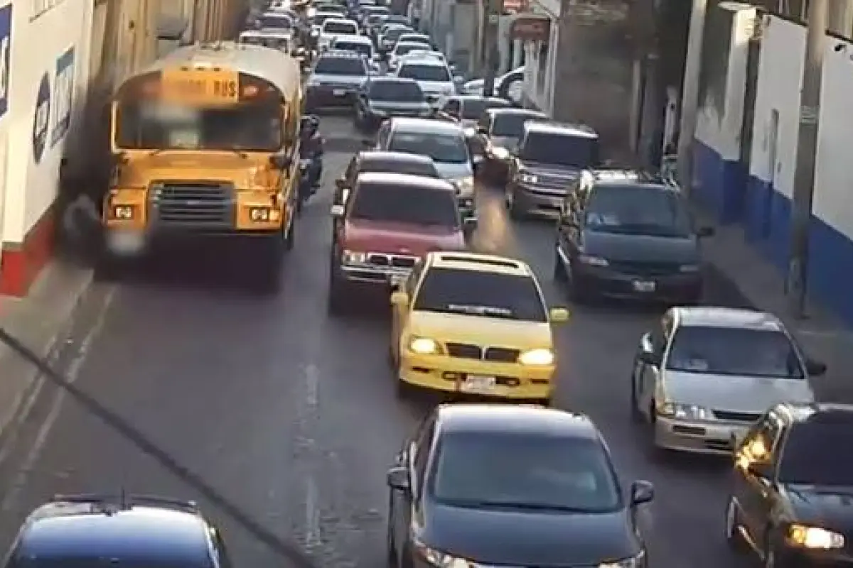 ayudante de bus cae sobre llanta de bus, 