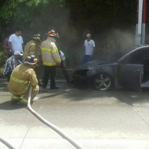 Vehículo se incendia en Cobán ,
