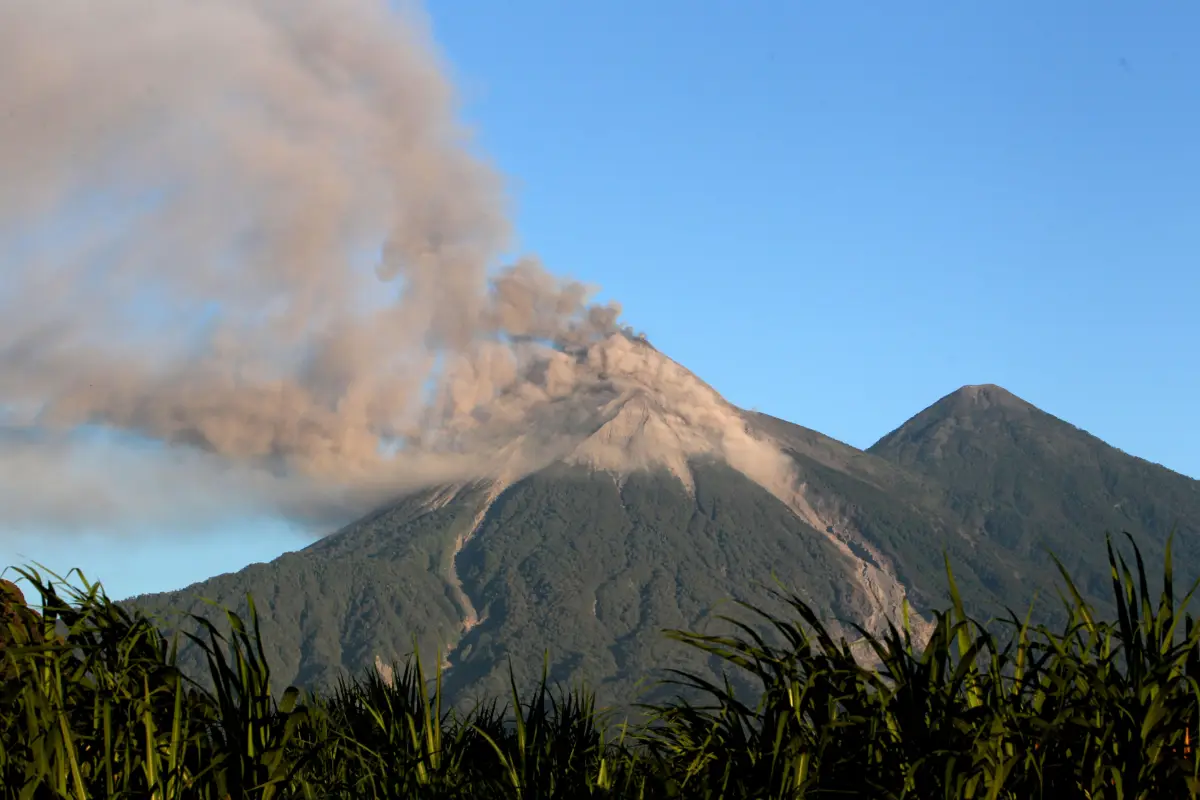 GUA01. ESCUINTLA (GUATEMALA), 30/11/15.- El volcán de Fuego de Guatemala continúa en fase eruptiva hoy, lunes 30 de noviembre de 2015, con constantes explosiones acompañadas de retumbos fuertes y ondas de choque que hacen vibrar algunos techos y ventanas 