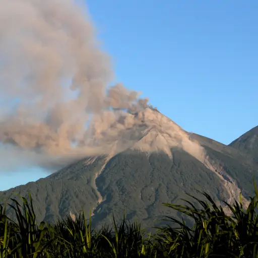 GUA01. ESCUINTLA (GUATEMALA), 30/11/15.- El volcán de Fuego de Guatemala continúa en fase eruptiva hoy, lunes 30 de noviembre de 2015, con constantes explosiones acompañadas de retumbos fuertes y ondas de choque que hacen vibrar algunos techos y ventanas 