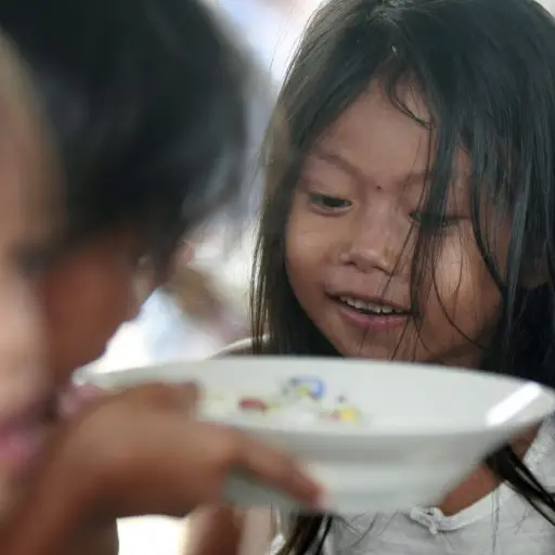 FRM01 MANILA (FILIPINAS) 08/10/2011.- Varios niños asisten a un comedor que forma parte de un programa de alimentos en una localidad costera del entorno de Manila (Filipinas) hoy, sábado 8 de octubre de 2011. Los tifones 