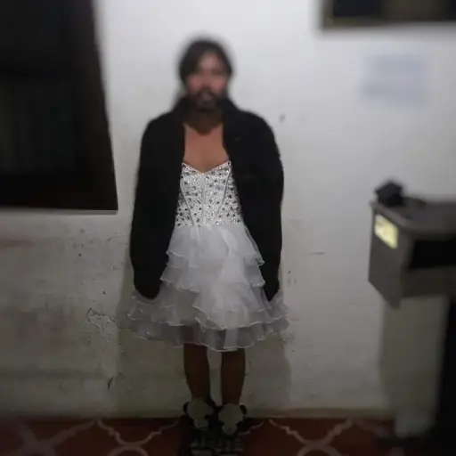 Hombre vestido de mujer 3 ,