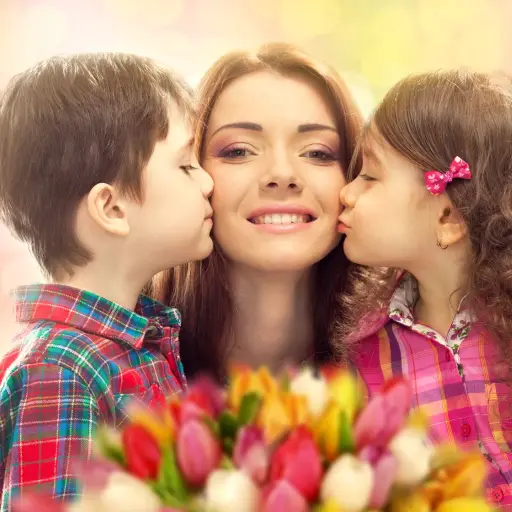 Mamá-con-dos-hijos-besándola ,