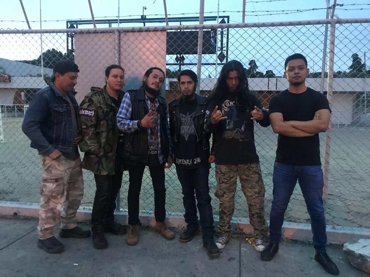 Ambiente en parque de la Industria por concierto de metal | 