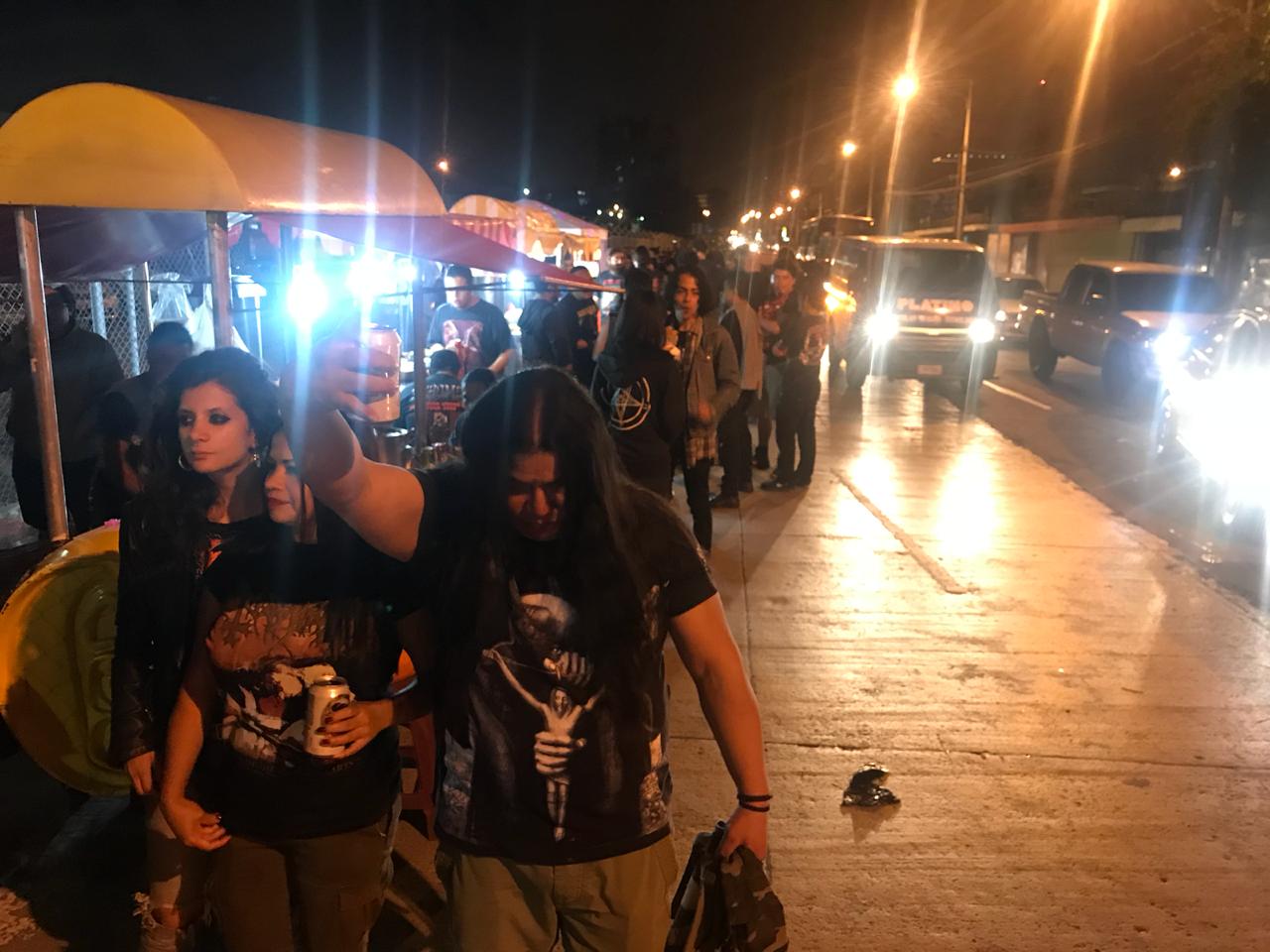 Ambiente en parque de la Industria por concierto de metal | 