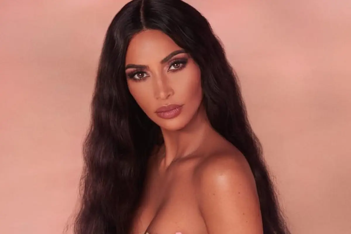 kim-kardashian-posa-desnuda-cubierta-flores-990x600, 